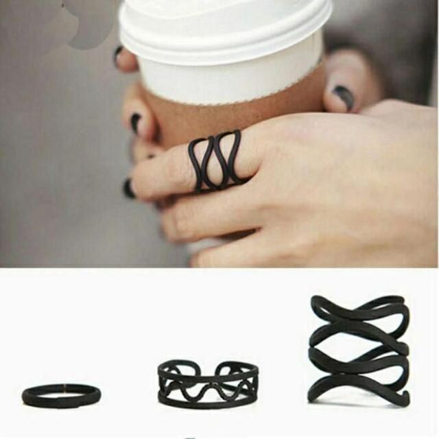 ブラック デザインワイヤーリング ３点セット レディースのアクセサリー(リング(指輪))の商品写真