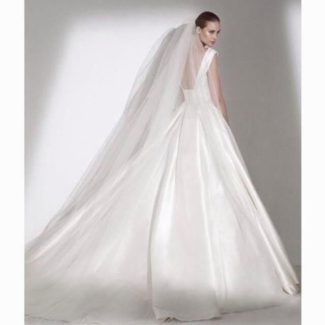 高品質！ ウエディングドレス ホワイト ミニトレーン/短トレーン 深Vネック セ レディースのフォーマル/ドレス(ウェディングドレス)の商品写真