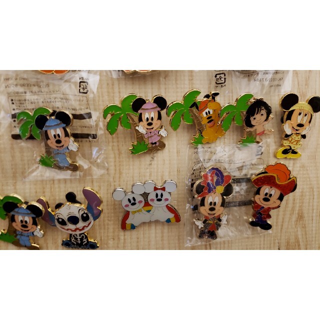 Disney(ディズニー)のディズニー ピンバッジ 16個セット エンタメ/ホビーのおもちゃ/ぬいぐるみ(キャラクターグッズ)の商品写真