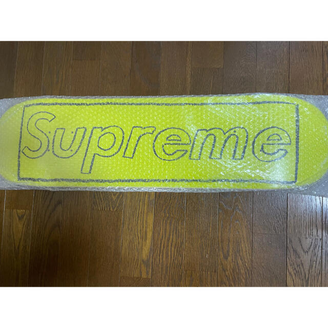 Supreme(シュプリーム)のsupreme 21ss week1 KAWS Skateboard 黄色 スポーツ/アウトドアのスポーツ/アウトドア その他(スケートボード)の商品写真