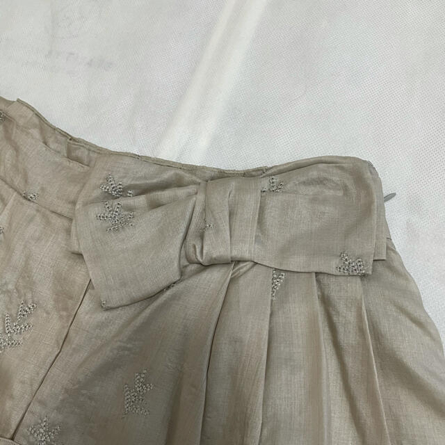 FOXEY(フォクシー)のFOXEY ベージュ　フレアースカート　38サイズ レディースのスカート(ひざ丈スカート)の商品写真