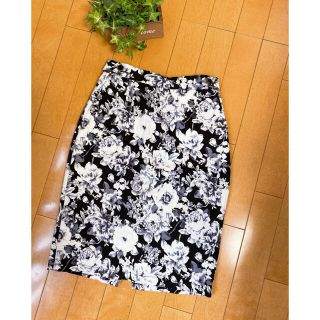 マジェスティックレゴン(MAJESTIC LEGON)のマジェステックレゴン　紺×白　花柄スカート(ひざ丈スカート)