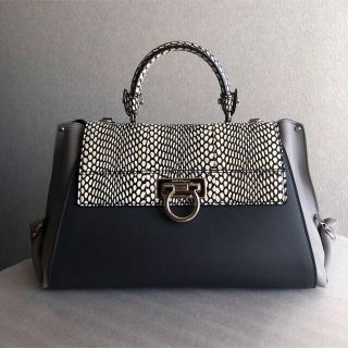 サルヴァトーレフェラガモ(Salvatore Ferragamo)の美品✴︎フェラガモ バッグ　パイソンソフィア(ハンドバッグ)