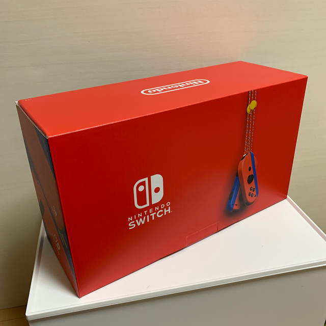 Nintendo Switch(ニンテンドースイッチ)の新品　未開封　Nintendo Switch マリオレッド×ブルー セット エンタメ/ホビーのゲームソフト/ゲーム機本体(家庭用ゲーム機本体)の商品写真