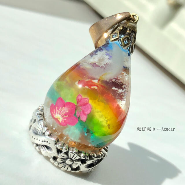 彩雲泳ぐ金魚と華　虹　雲レジン　オルゴナイト　ドロップ　ネックレス