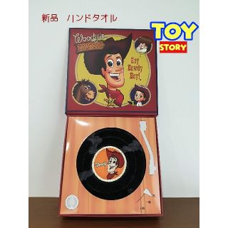 新品✩ハンドタオル　レコードボックス入タオル　トイストーリー　ウッディ　ギフト(タオル)