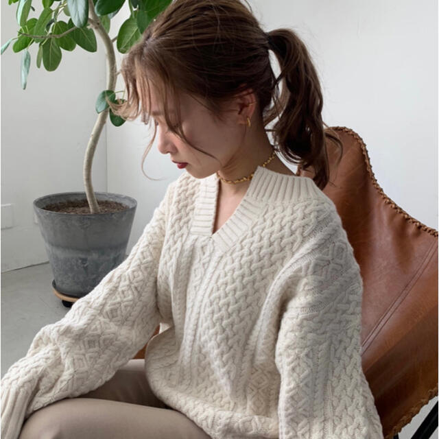 可愛いクリスマスツリーやギフトが！ LILOU / knit cable neck V ニット+セーター - raffles.mn