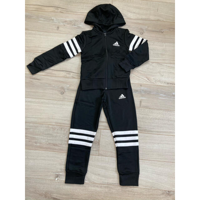 adidas(アディダス)の☆専用☆120cm アディダス 子供用フード付きトラックスーツ  (新品送料込) キッズ/ベビー/マタニティのキッズ服男の子用(90cm~)(ジャケット/上着)の商品写真