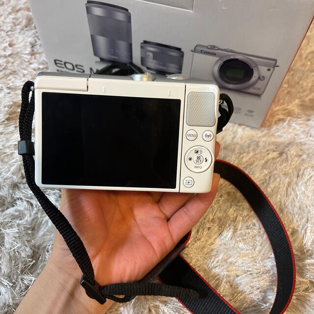 Canon(キヤノン)のcanon EOSM 100WH-WZOOMKIT スマホ/家電/カメラのカメラ(ミラーレス一眼)の商品写真