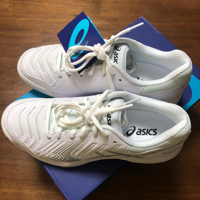 asics(アシックス)の値下げ　asics 新品　テニスシューズ　オールコート　 スポーツ/アウトドアのテニス(シューズ)の商品写真