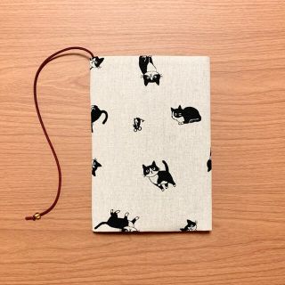 【 文庫本 】ブックカバー   ハンドメイド  白黒ねこ キナリ(ブックカバー)