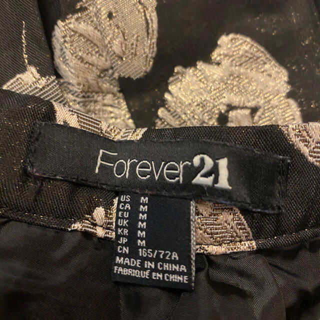 FOREVER 21(フォーエバートゥエンティーワン)の新品　ゴールド花柄フレアミニスカート ゴールド プリーツスカート レディースのスカート(ミニスカート)の商品写真