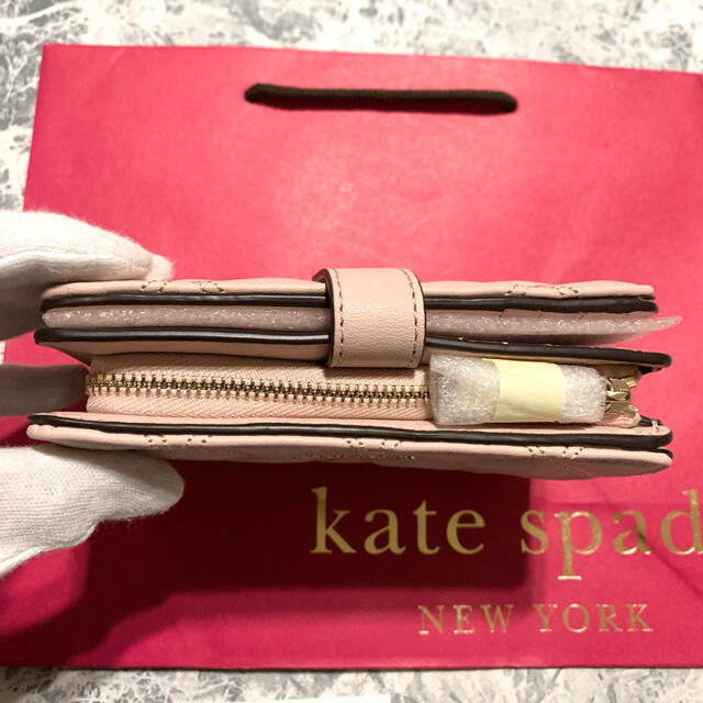 kate spade new york(ケイトスペードニューヨーク)の【新品未使用】04 ケイトスペード ミディアム   二つ折り財布  ベージュ レディースのファッション小物(財布)の商品写真