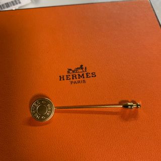 エルメス(Hermes)のエルメス　スカーフピン　ゴールド　セリエ　ピンブローチ(ブローチ/コサージュ)