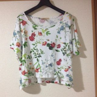 ザラ(ZARA)のZARA♡ボタニカル柄のカットソー♡(カットソー(半袖/袖なし))