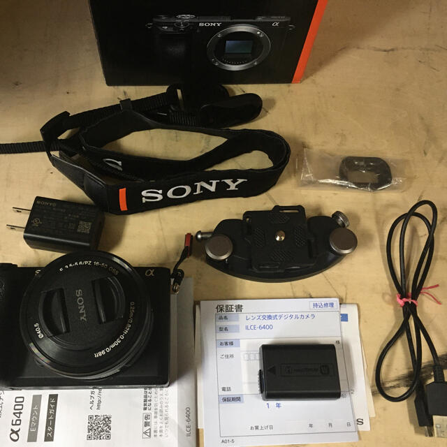 SONY(ソニー)のSony a6400 本体　マイク　充電器 スマホ/家電/カメラのカメラ(ミラーレス一眼)の商品写真