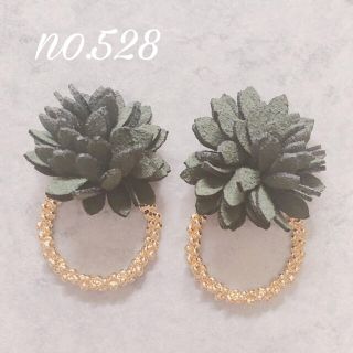 no.528 フラワー モスグリーン メタルリング ピアス、イヤリング(ピアス)