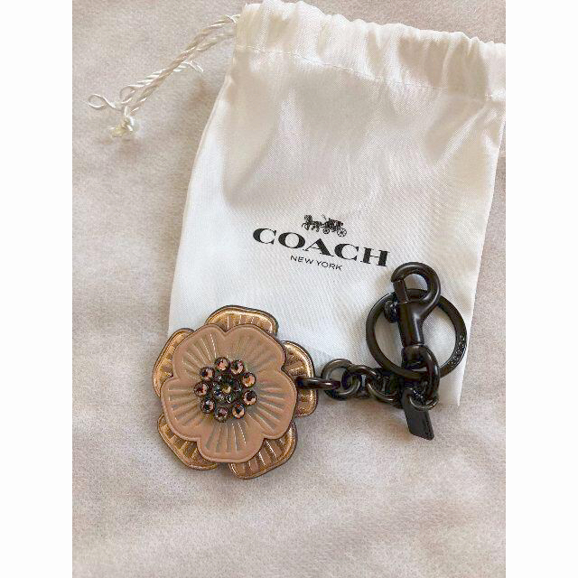 COACH(コーチ)の★ 新品未使用★ COACH コーチ バッグ チャーム ピンクベージュ レディースのファッション小物(キーホルダー)の商品写真