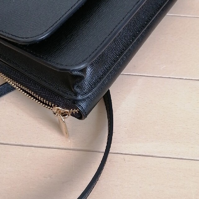 Furla(フルラ)のフルラ　お財布ショルダー　リーヴァ★ブラック・レザー レディースのバッグ(ショルダーバッグ)の商品写真