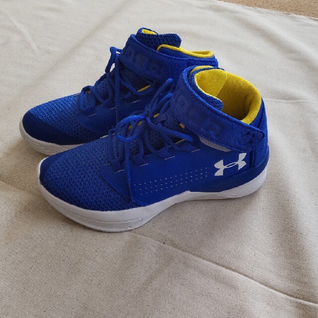 UNDER ARMOUR(アンダーアーマー)のアンダーアーマー☆ハイカット☆23cm キッズ/ベビー/マタニティのキッズ靴/シューズ(15cm~)(スニーカー)の商品写真