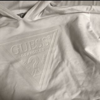 ゲス(GUESS)のGUESS　ショート丈　パーカー(パーカー)