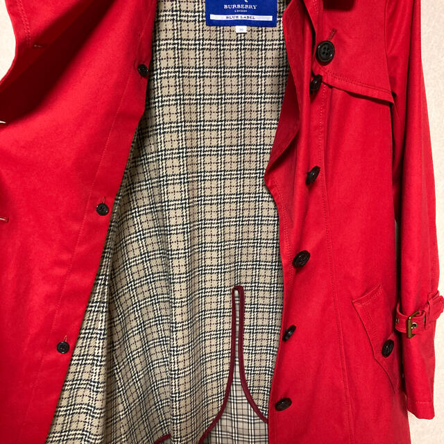 BURBERRY BLUE LABEL(バーバリーブルーレーベル)のバーバリーブルーレーベル　赤　トレンチコート レディースのジャケット/アウター(トレンチコート)の商品写真