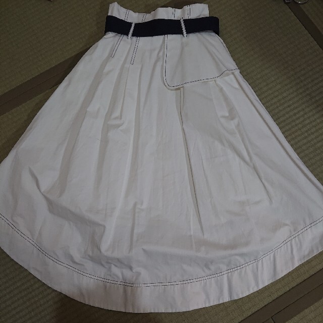 REDYAZEL(レディアゼル)のレディアゼル エクリュカラー スカート レディースのスカート(ロングスカート)の商品写真