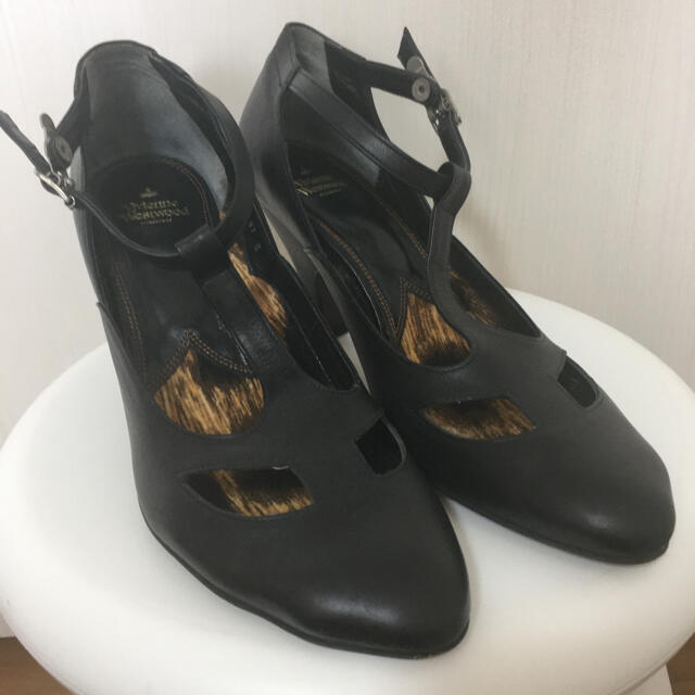 Vivienne Westwood(ヴィヴィアンウエストウッド)のvivienne westwood  黒色　パンプス レディースの靴/シューズ(ハイヒール/パンプス)の商品写真