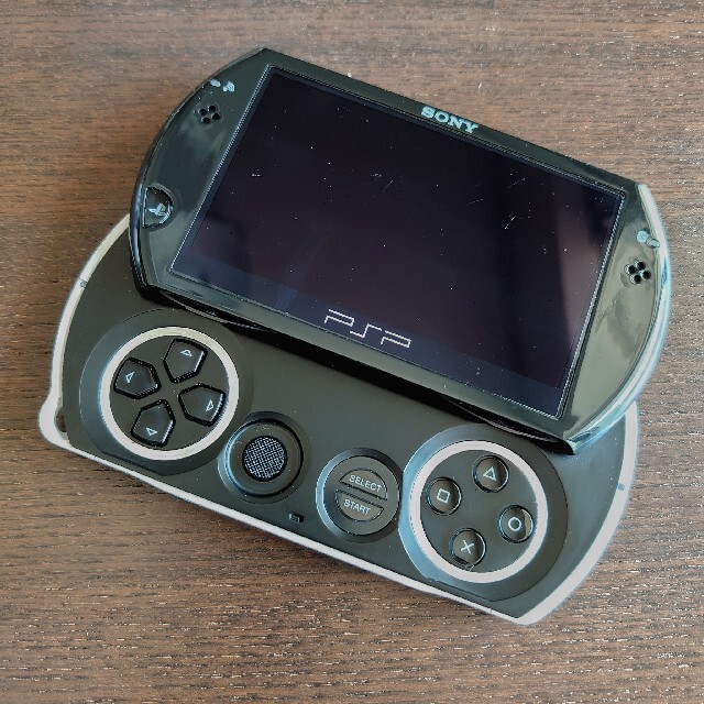 SONY(ソニー)の【クレードル付】(美品)ソニー　PSP　go本体　ブラック(希少) エンタメ/ホビーのゲームソフト/ゲーム機本体(携帯用ゲーム機本体)の商品写真