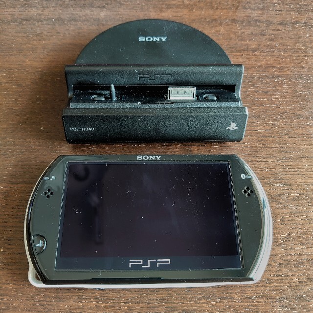 SONY(ソニー)の【クレードル付】(美品)ソニー　PSP　go本体　ブラック(希少) エンタメ/ホビーのゲームソフト/ゲーム機本体(携帯用ゲーム機本体)の商品写真