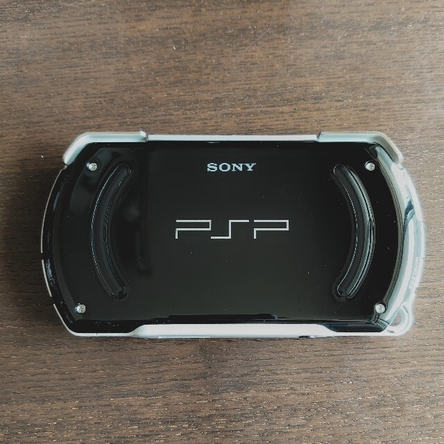 SONY(ソニー)の【クレードル付】(美品)ソニー　PSP　go本体　ブラック(希少) エンタメ/ホビーのゲームソフト/ゲーム機本体(携帯用ゲーム機本体)の商品写真