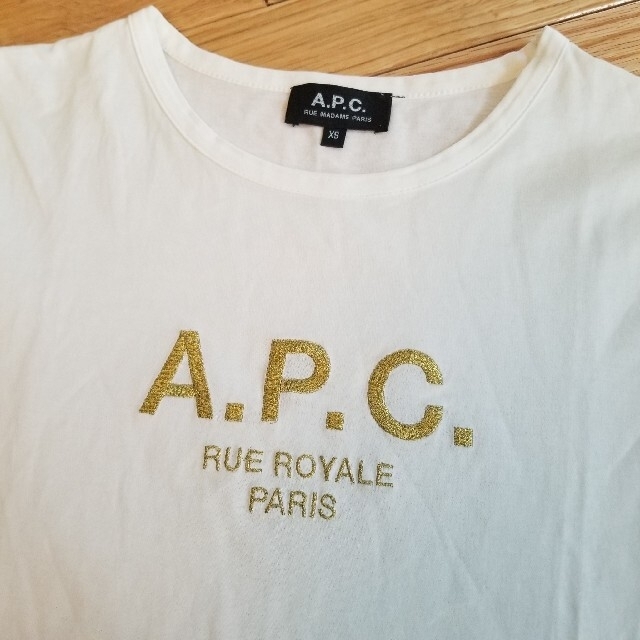 A.P.C(アーペーセー)のA.P.C　ゴールド刺繍ロゴ レディースのトップス(Tシャツ(半袖/袖なし))の商品写真