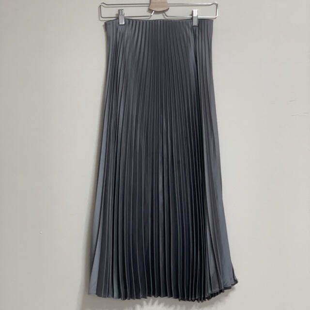 ZARA(ザラ)のZara サテンプリーツスカート　シルバー　グレー レディースのスカート(ロングスカート)の商品写真