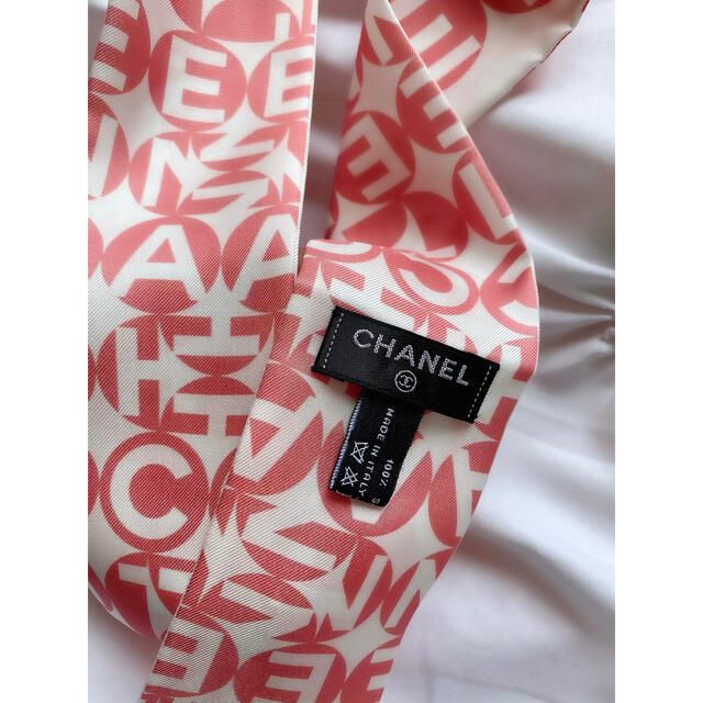 CHANEL(シャネル)の新品　シャネル　スカーフ　ツイリー レディースのヘアアクセサリー(ヘアバンド)の商品写真