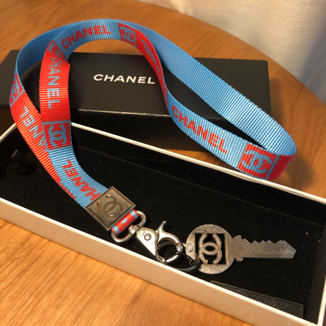 スマホアクセサリーレア CHANEL スポーツライン　ネックストラップ