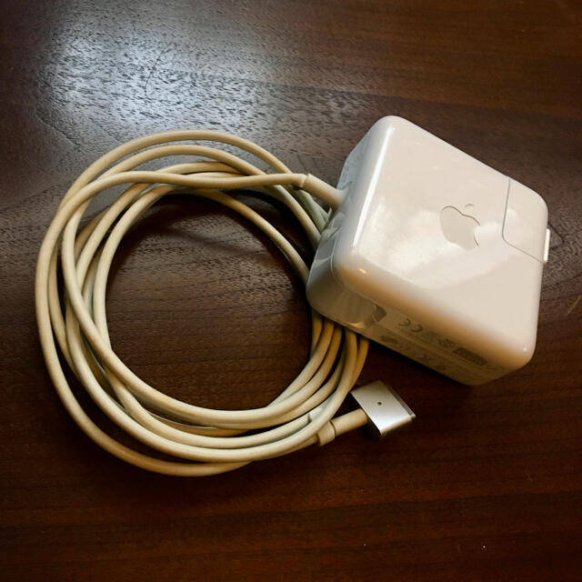 Mac (Apple)(マック)のApple純正 45W MagSafe2 電源アダプタ MacBook Air スマホ/家電/カメラのスマートフォン/携帯電話(バッテリー/充電器)の商品写真