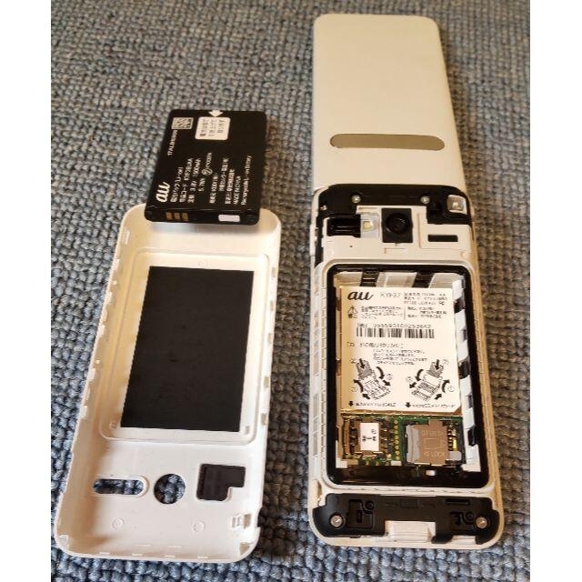 ガラケー　AU GRATINA KYF37 ホワイト スマホ/家電/カメラのスマートフォン/携帯電話(携帯電話本体)の商品写真