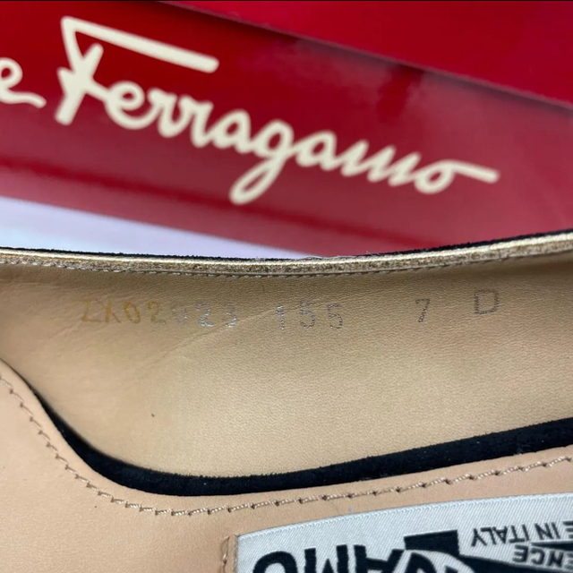 Salvatore Ferragamo(サルヴァトーレフェラガモ)の【箱付き】フェラガモ リボン スウェード ヒール パンプス ７D ブラック レディースの靴/シューズ(ハイヒール/パンプス)の商品写真