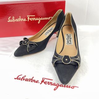 サルヴァトーレフェラガモ(Salvatore Ferragamo)の【箱付き】フェラガモ リボン スウェード ヒール パンプス ７D ブラック(ハイヒール/パンプス)