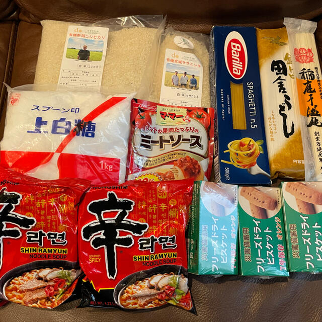 【送料込み】食品 食料 31点 まとめ売り 12000円以上 お米 お菓子 麺類 食品/飲料/酒の加工食品(レトルト食品)の商品写真