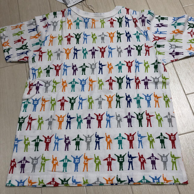 BREEZE(ブリーズ)のブリーズ　カラフル　ビートルズ　Tシャツ　新品　130 キッズ/ベビー/マタニティのキッズ服男の子用(90cm~)(Tシャツ/カットソー)の商品写真