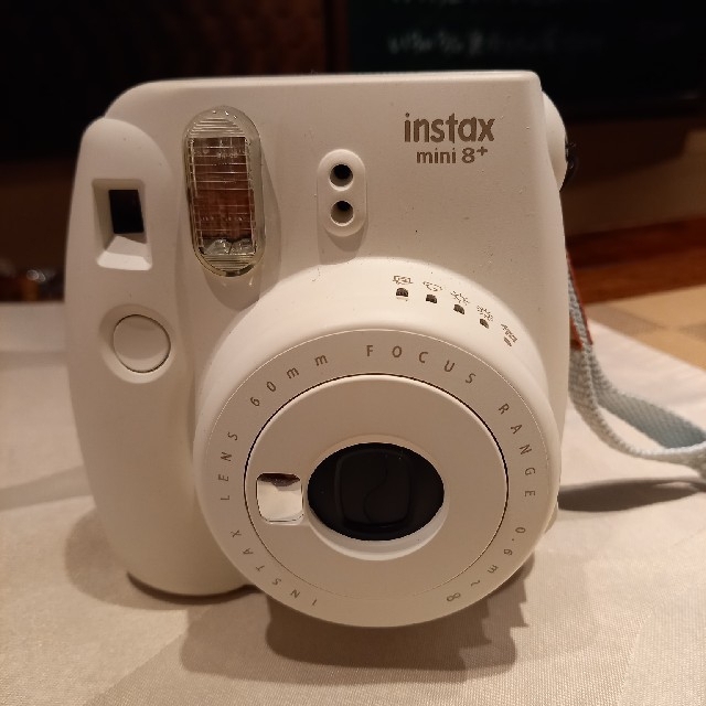 富士フイルム(フジフイルム)のチェキ本体 instaxmini8+白とフィルム18枚付き スマホ/家電/カメラのカメラ(フィルムカメラ)の商品写真