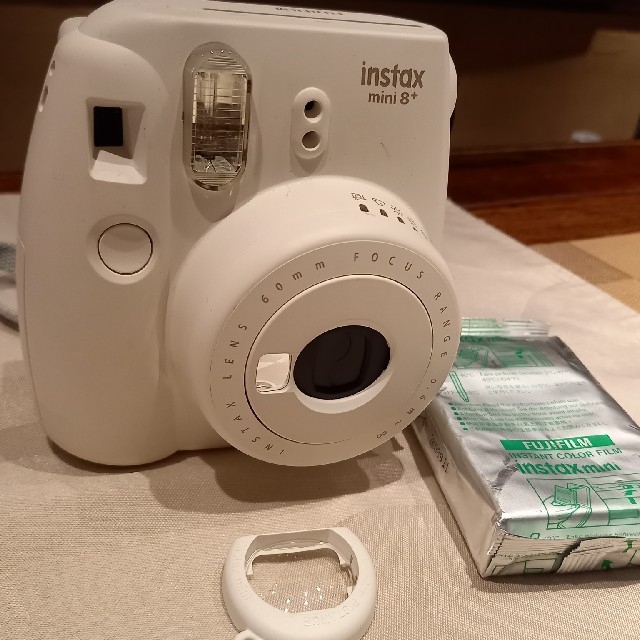 富士フイルム(フジフイルム)のチェキ本体 instaxmini8+白とフィルム18枚付き スマホ/家電/カメラのカメラ(フィルムカメラ)の商品写真