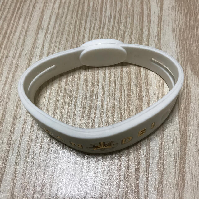 バンデル　Metal Bracelet White×Gold Mサイズ メンズのアクセサリー(ブレスレット)の商品写真