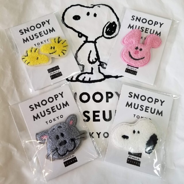 SNOOPY(スヌーピー)の新品　未開封　スヌーピーミュージアム　さがら織りバッチ エンタメ/ホビーのおもちゃ/ぬいぐるみ(キャラクターグッズ)の商品写真