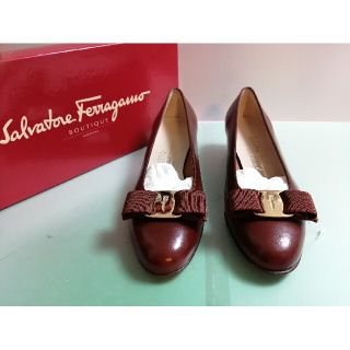 サルヴァトーレフェラガモ(Salvatore Ferragamo)の未使用美品‼️フェラガモヴァラリボンパンプス 1340917(ハイヒール/パンプス)