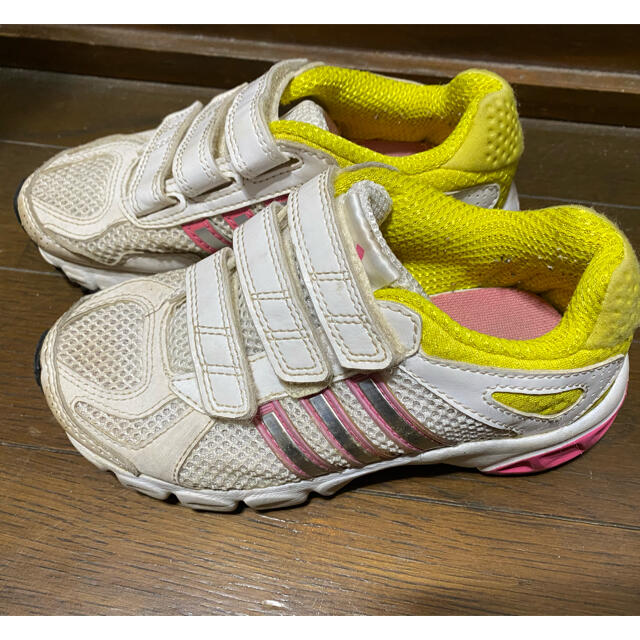 adidas(アディダス)のadidas　スニーカー👟 キッズ/ベビー/マタニティのキッズ靴/シューズ(15cm~)(スニーカー)の商品写真