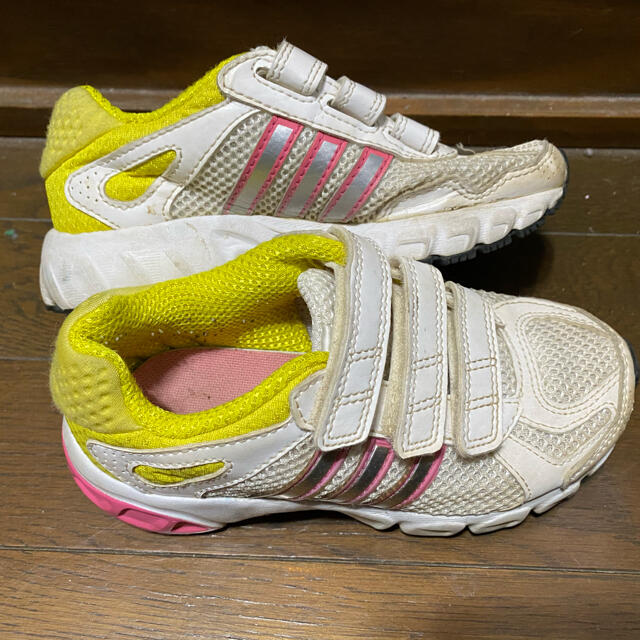 adidas(アディダス)のadidas　スニーカー👟 キッズ/ベビー/マタニティのキッズ靴/シューズ(15cm~)(スニーカー)の商品写真