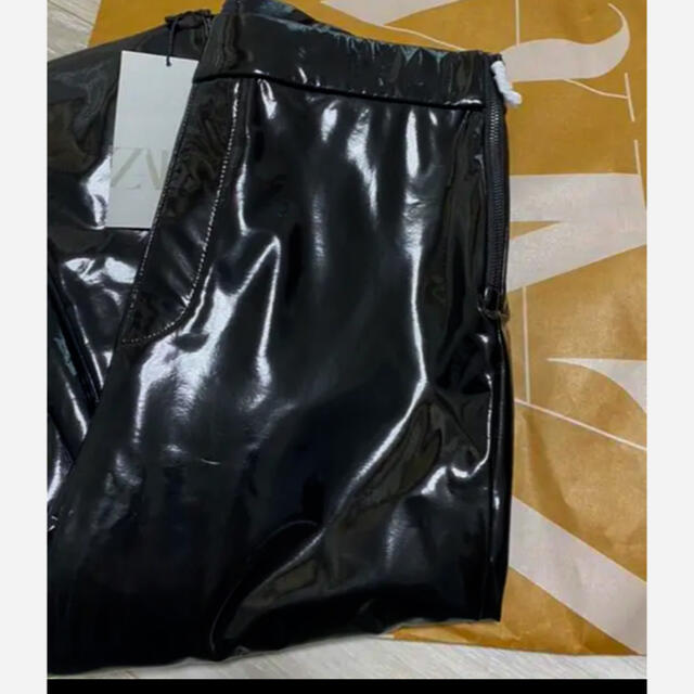 ZARA(ザラ)のフェイクビニルレギンス　ZARA レディースのレッグウェア(レギンス/スパッツ)の商品写真