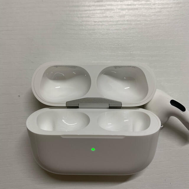 Apple(アップル)の今だけ値下げ❗️❗️Apple AirPods Pro 左耳充電器のみ スマホ/家電/カメラのオーディオ機器(ヘッドフォン/イヤフォン)の商品写真